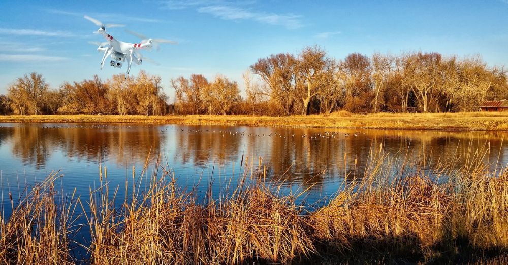 KI-Drohnenhangar für Wasserrettung via Drohne
