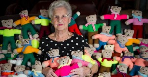 91-jährige Oma strickt 8.000 Teddybären für Kinder in Not