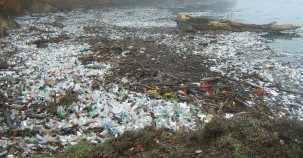 Plastic Fischer holt Müll aus Flüssen 